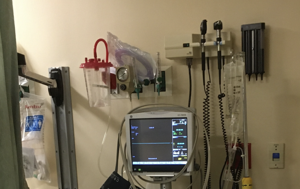 a picture of all the gadgets that are on the wall above a hospital bed.